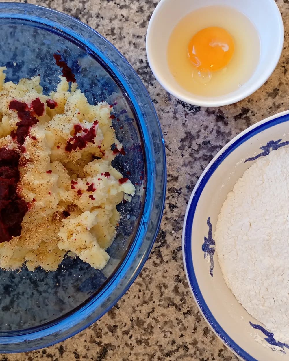 Puré de papa, remolacha y huevo, el arranque de la masa de ñoquis