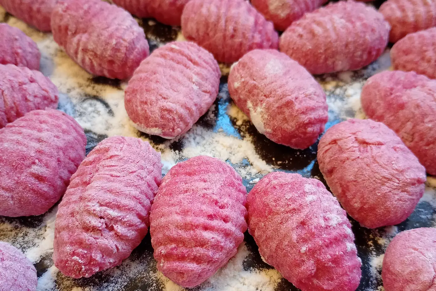 Ñoquis de remolacha recién marcados, en su rosa intenso