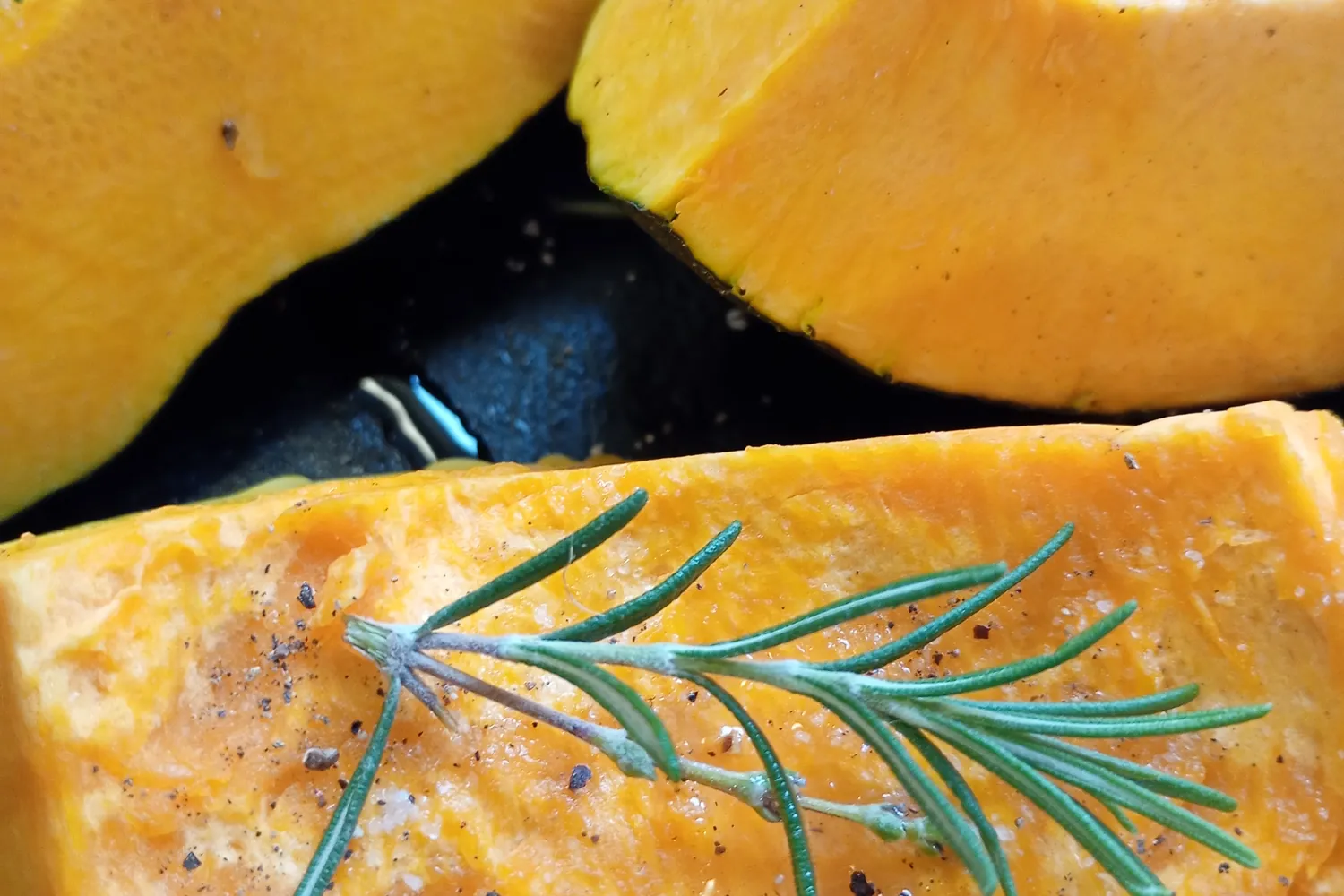 Calabaza asada con romero, antes de rellenar los raviolones